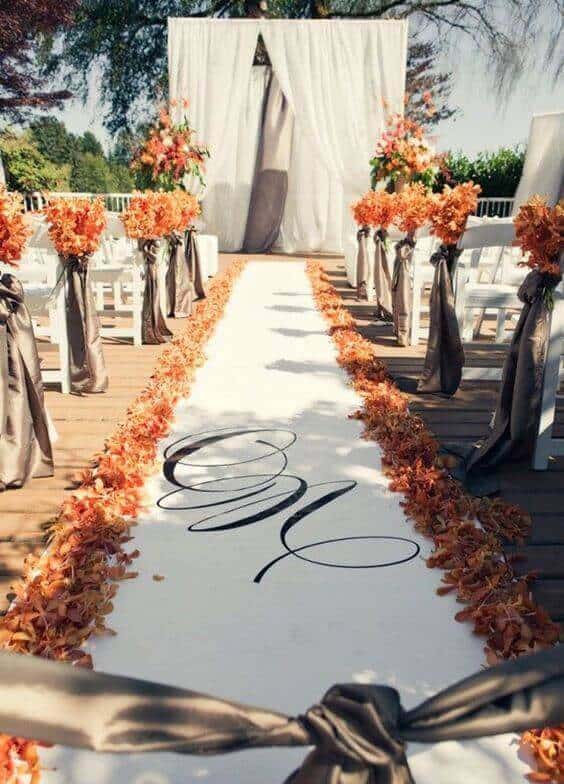 Imagine yourself going down the aisle following a trace of dried flowers to a splendid flower arch carrying the most stunning bouquet of autumn wedding flowers! For more ideas got to wedwithbliss.com